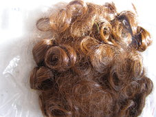 Mooie korte krullenpruik 0.32 D37